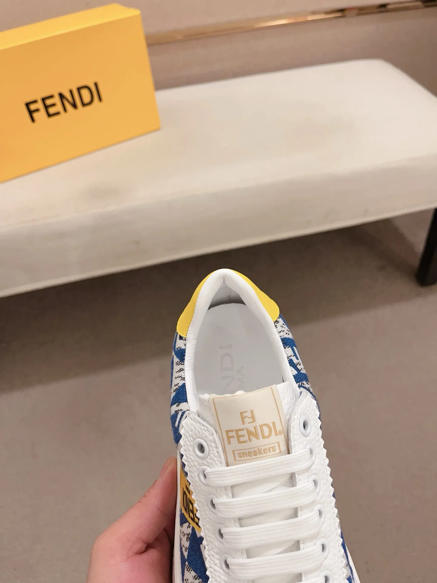 Men's shoes💰: 400💰[Fendi] Fendi's latest casual shoes for men! Available at counters simultaneously! A one-to-one replica of the original. All imported official website one-to-one cowhide fabric. The interior is made of top-grade sheepskin, and the original factory-supplied rubber outsole is used. Leading new fashion concepts. Matching code: 38-44. (can be customized for 45 non-refundable)